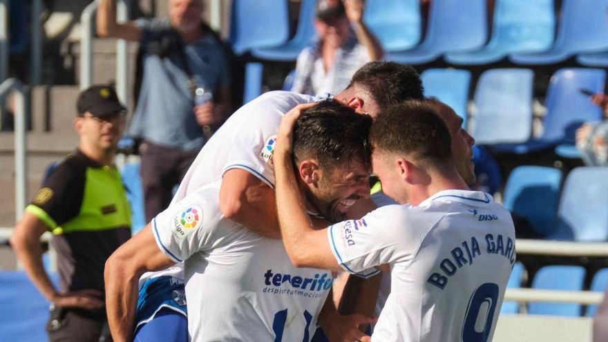 Gallego es felicitado por sus compañeros tras el gol al Levante.