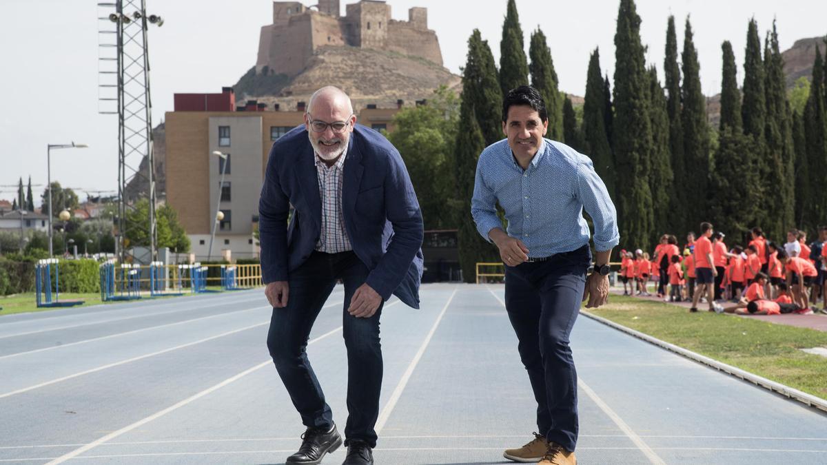 Álvaro Burrel y Eliseo Martín posan en las pistas de atletismo de Monzón