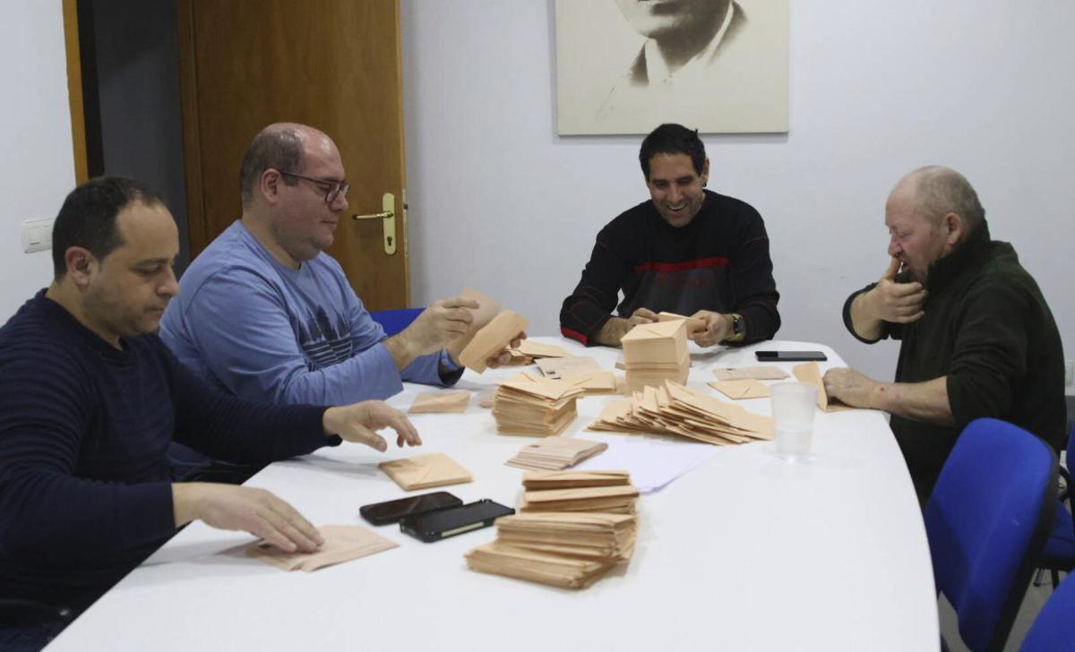 Grupo de militantes del PSOE ensobrando. | VÍCTOR GARRIDO