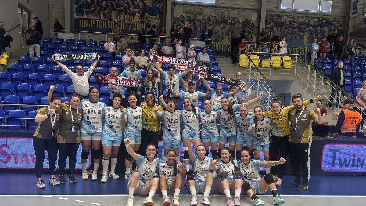 Las jugadoras del Mecalia Guardés celebran la victoria con sus aficionados.