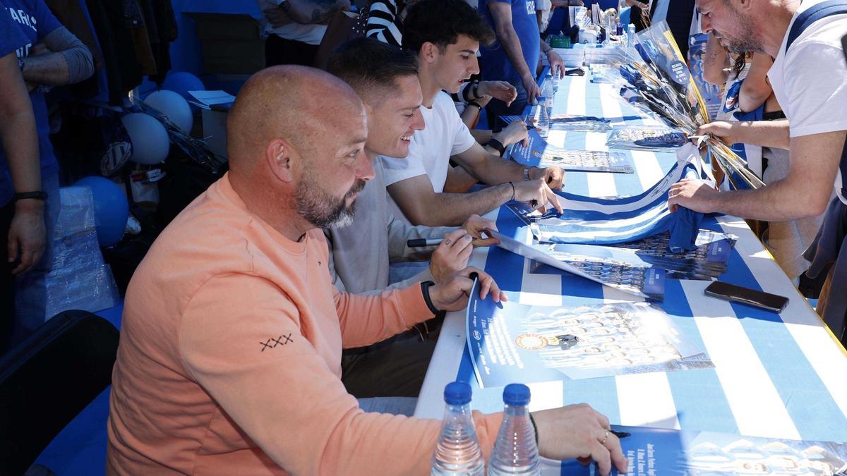 Manolo González, junto a Pol Lozano y Antoniu Roca, firmando objetos a los aficionados del Espanyol.