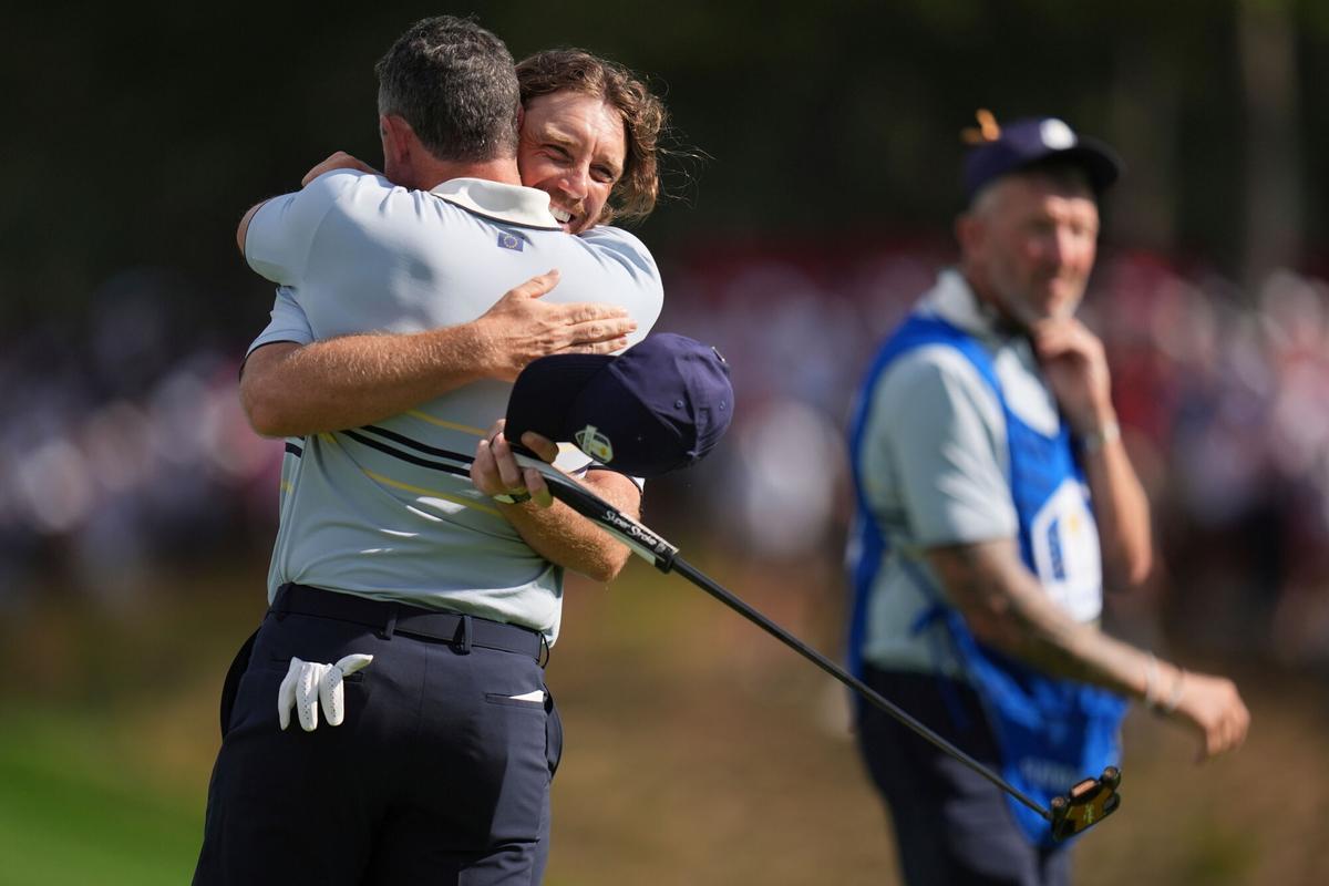 Fleetwood y Rory McIlroy celebran el punto logrado en la matinal en Bethpage Black