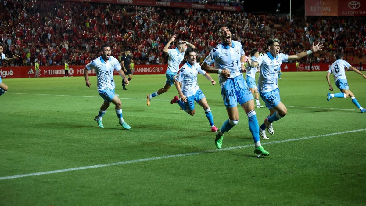 La celebración del Málaga después de ascender a Segunda División en Tarragona en 2024.