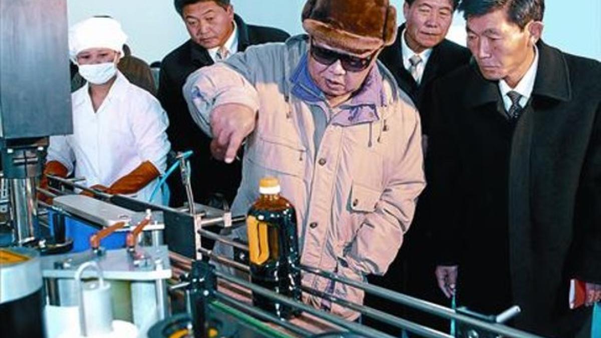 El líder norcoreano, Kim Jong-Il, durante una visita a una factoría de soja, en una imagen distribuida ayer.