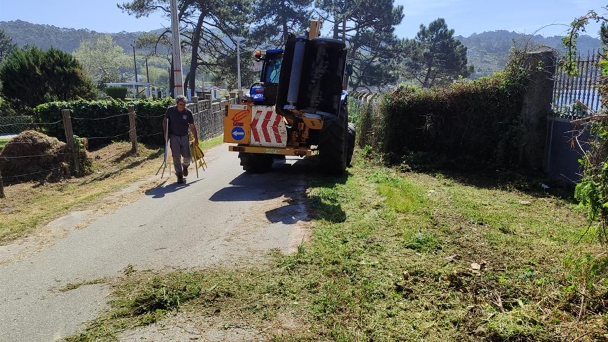 Trabajos de limpieza y desbroce, hace unos días, en el acceso a la playa de Area de Bon.
