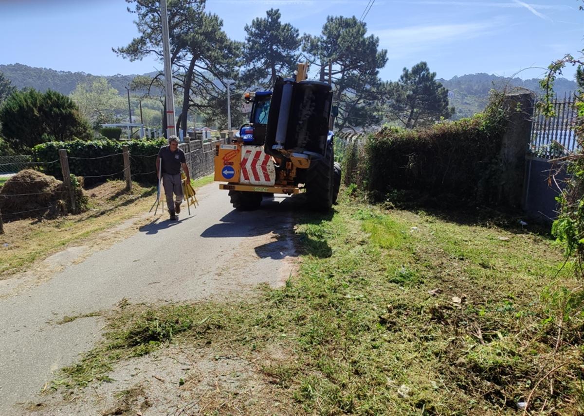 Trabajos de limpieza y desbroce, hace unos días, en el acceso a la playa de Area de Bon.