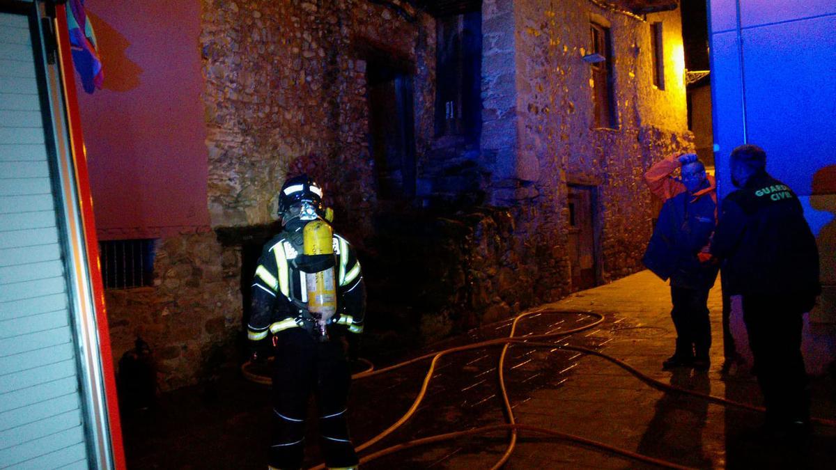 Los bomberos trabajan para apagar el incendio.