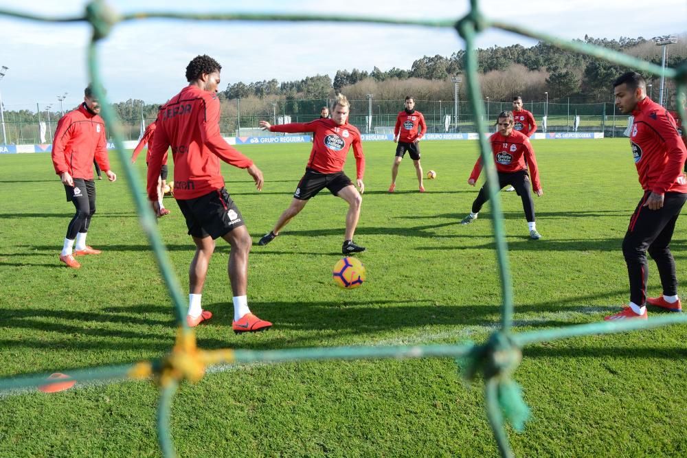 El preparador deportivista, Natxo González, ha facilitado la convocatoria del equipo coruñés tras el entrenamiento de esta mañana.