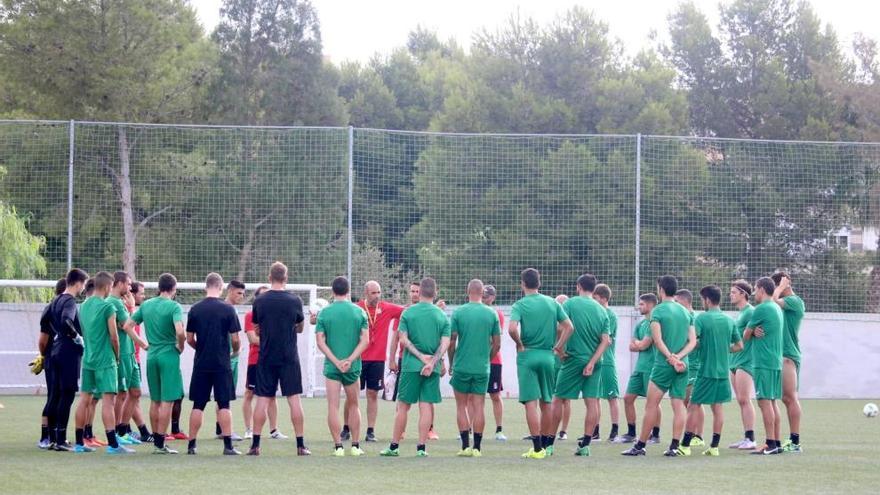 Alberto Monteagudo se dirige a sus jugadores en la charla previa al inicio de la sesión preparatoria de ayer lunes