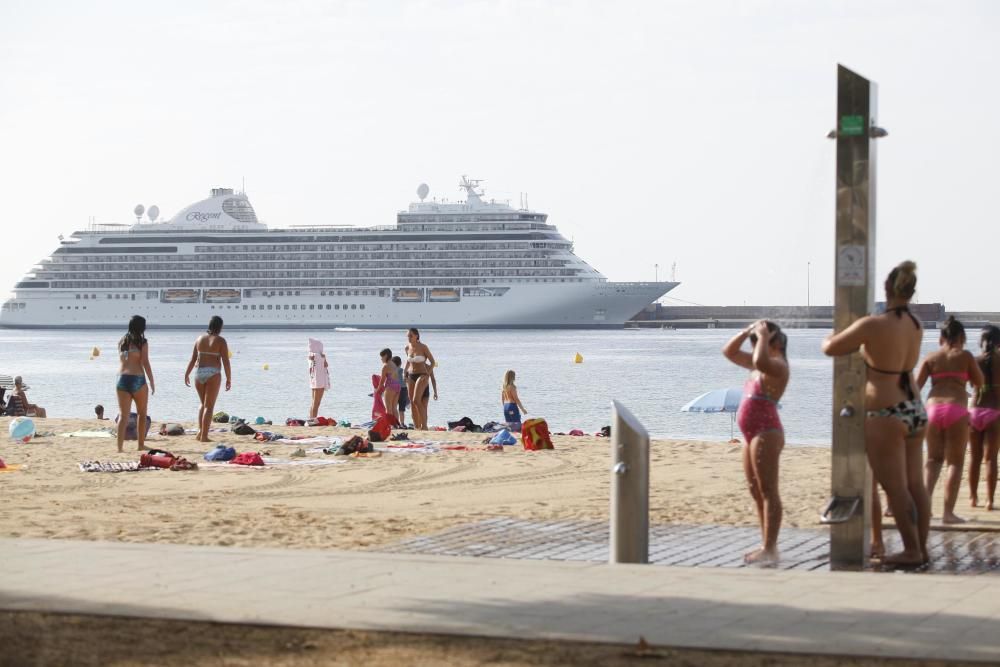 El creuer «Seven Seas Explorer» fa una parada a Palamós