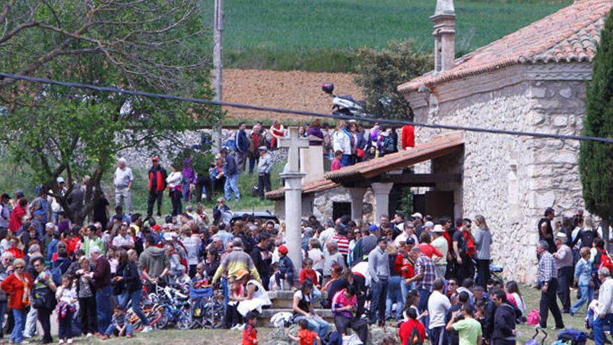 Cientos de personas disfrutan de la romería del Cristo de Valderrey, el pasado año.