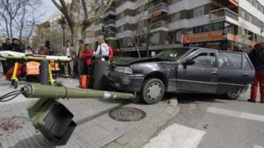 Tres peatones heridos en Cáceres al caerles encima un semáforo en la Fuente Luminosa