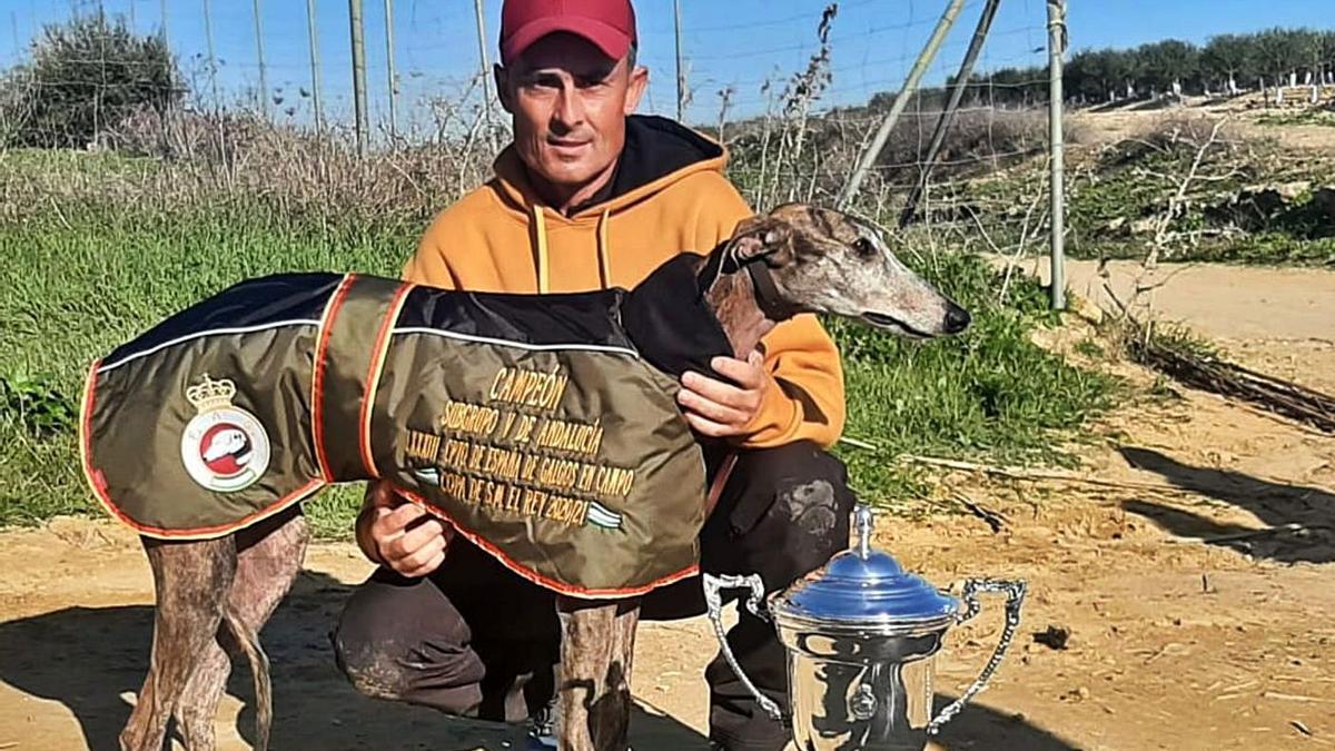 Mario Geras, con Arena, campeona de uno de los grupos andaluces. |