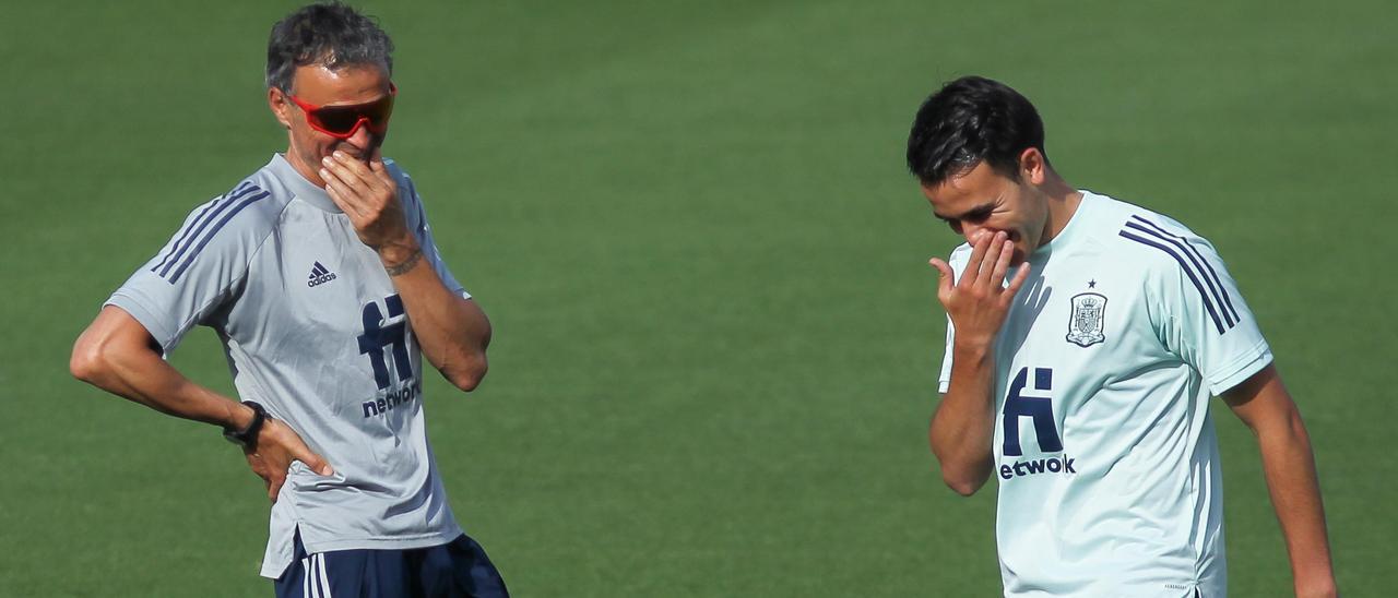 Luis Enrique bromea con Eric García durante un entrenamiento