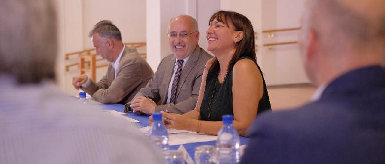 El presidente del Cabildo y la alcaldesa de Santa Lucía, durante la reunión.