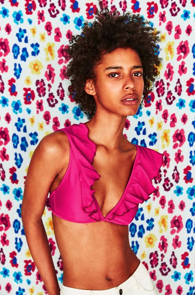 Top de bikini con volante en el escote de Zara