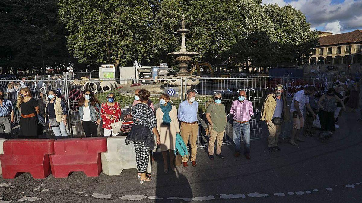 Un grupo de participantes en la concentración de ayer, rodeando la fuente.