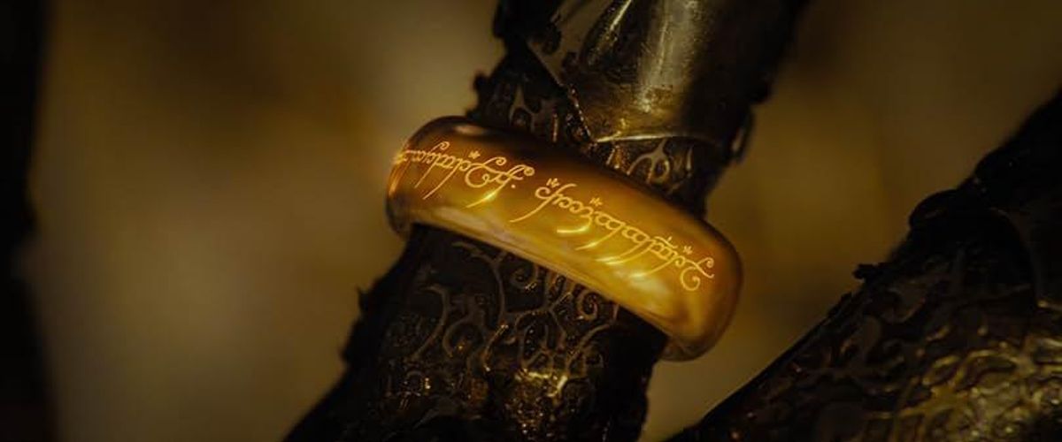 Sauron, señor oscuro de la Tierra Media, portando el anillo único de poder