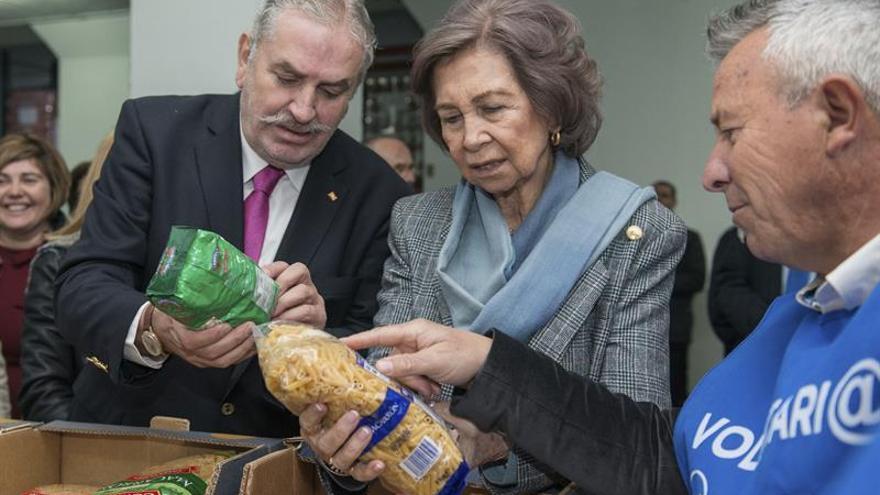 La reina Sofía se interesa por la labor del Banco de Alimentos de Cáceres