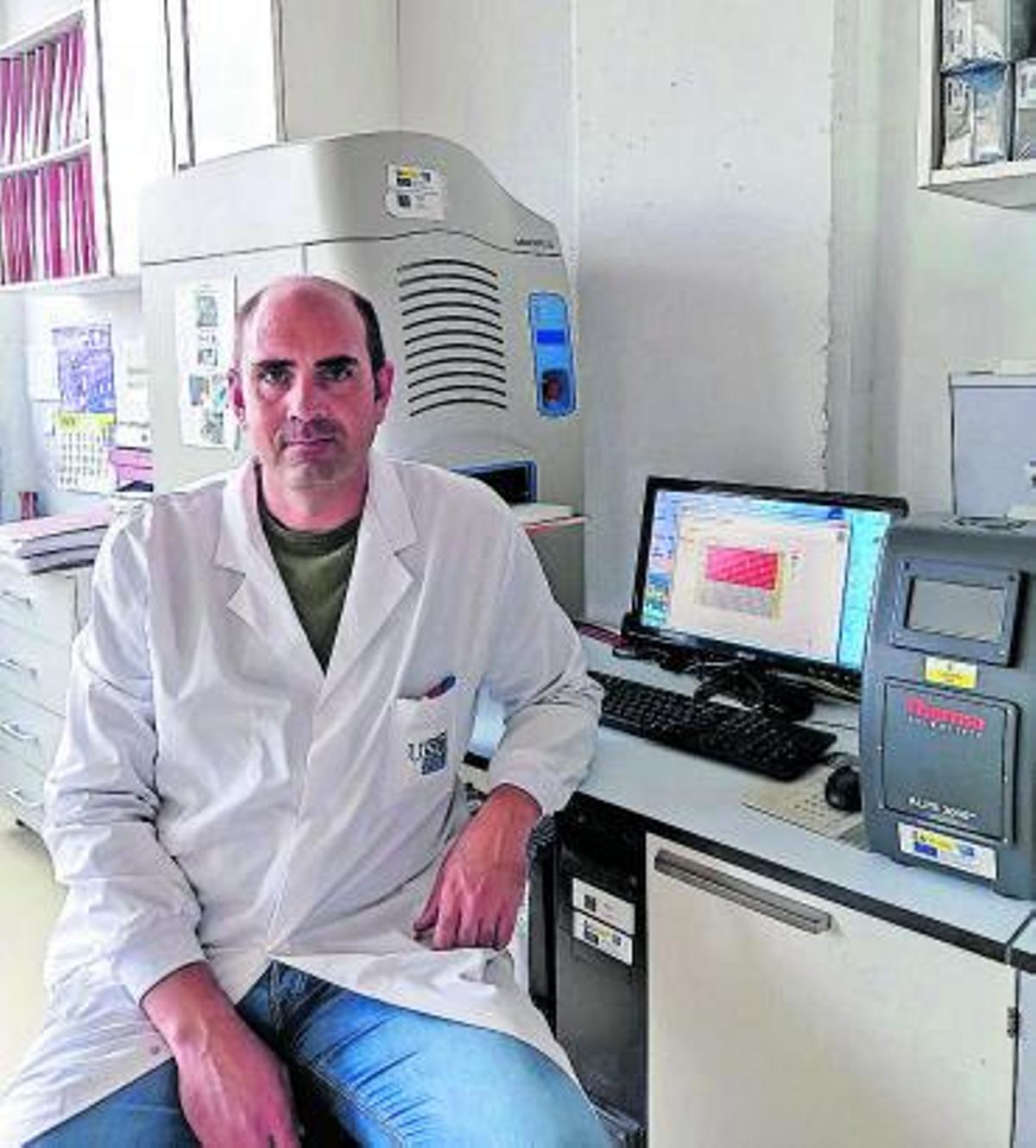 José Manuel Ramos, en el laboratorio de BioFarma.  | // CEDIDA