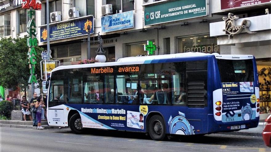 Un autobús que cubre una línea urbana, en una de las paradas del centro de Marbella.