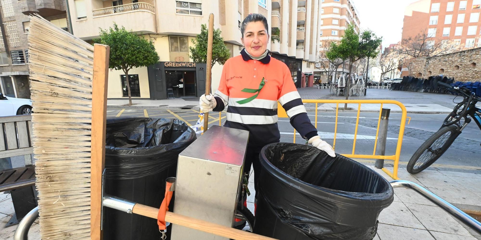 Tatiana Denut en uno de los turnos de limpieza, una mañana durante las fiestas de Magdalena, en la plaza de la Muralla Liberal.