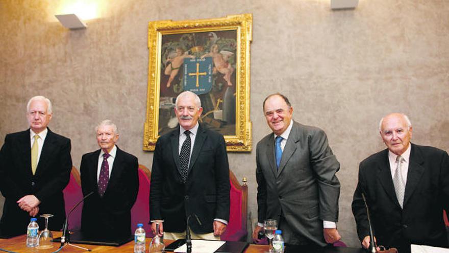 Por la izquierda, Rafael Anes, Julio Fernández Lamuño, Ramón Rodríguez, Antonio Masip y José Luis Pérez de Castro.