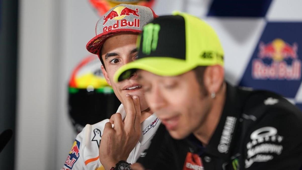 Marc Márquez observa, sorprendido, una explicación de hoy, en Jerez, de Valentino Rossi.