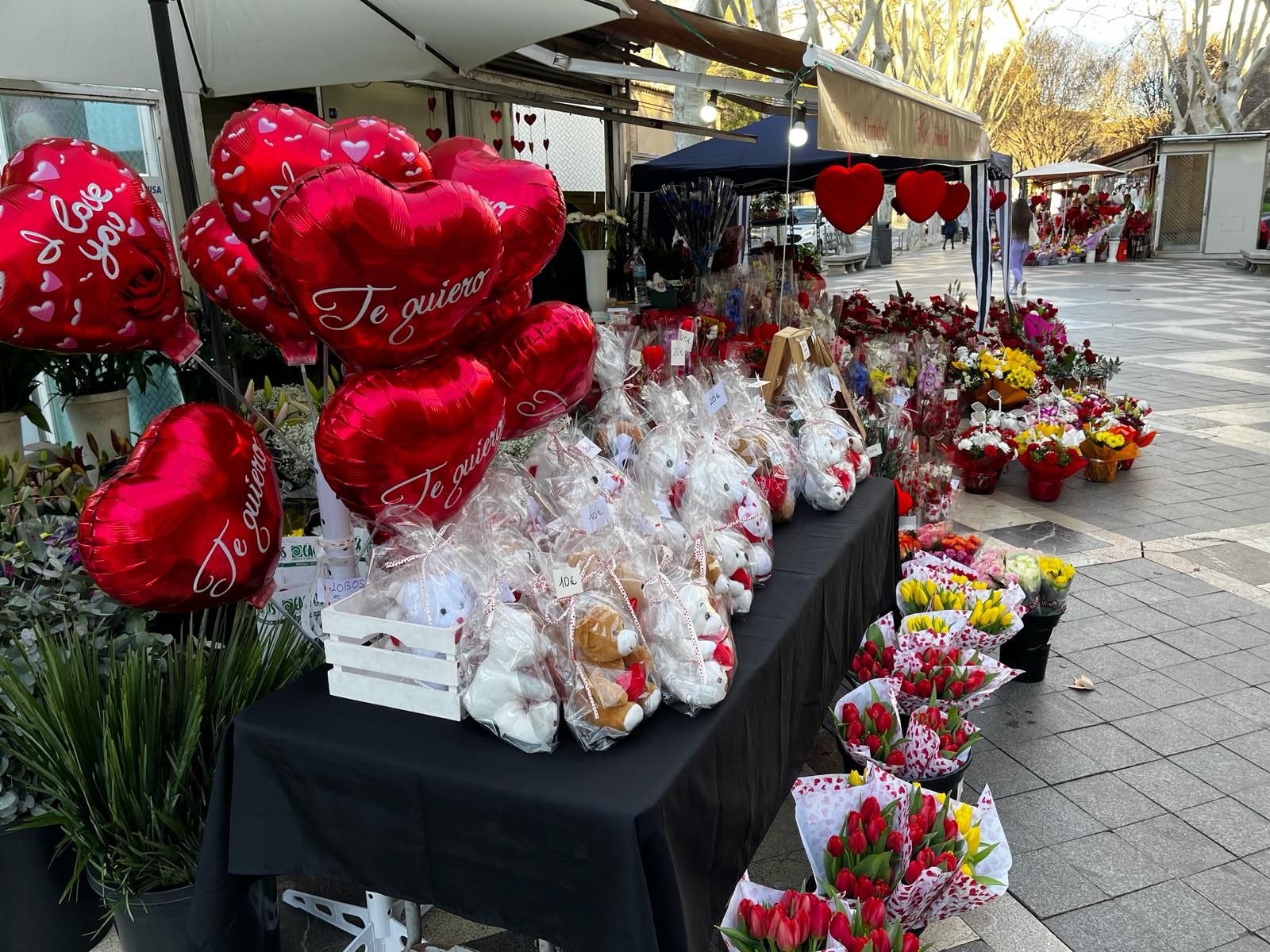 Así vive Palma San Valentín 2024: flores, pasteles y decoración