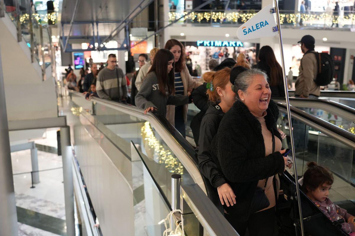 A la búsqueda de regalos navideños en el centro comercial Salera de Castelló.