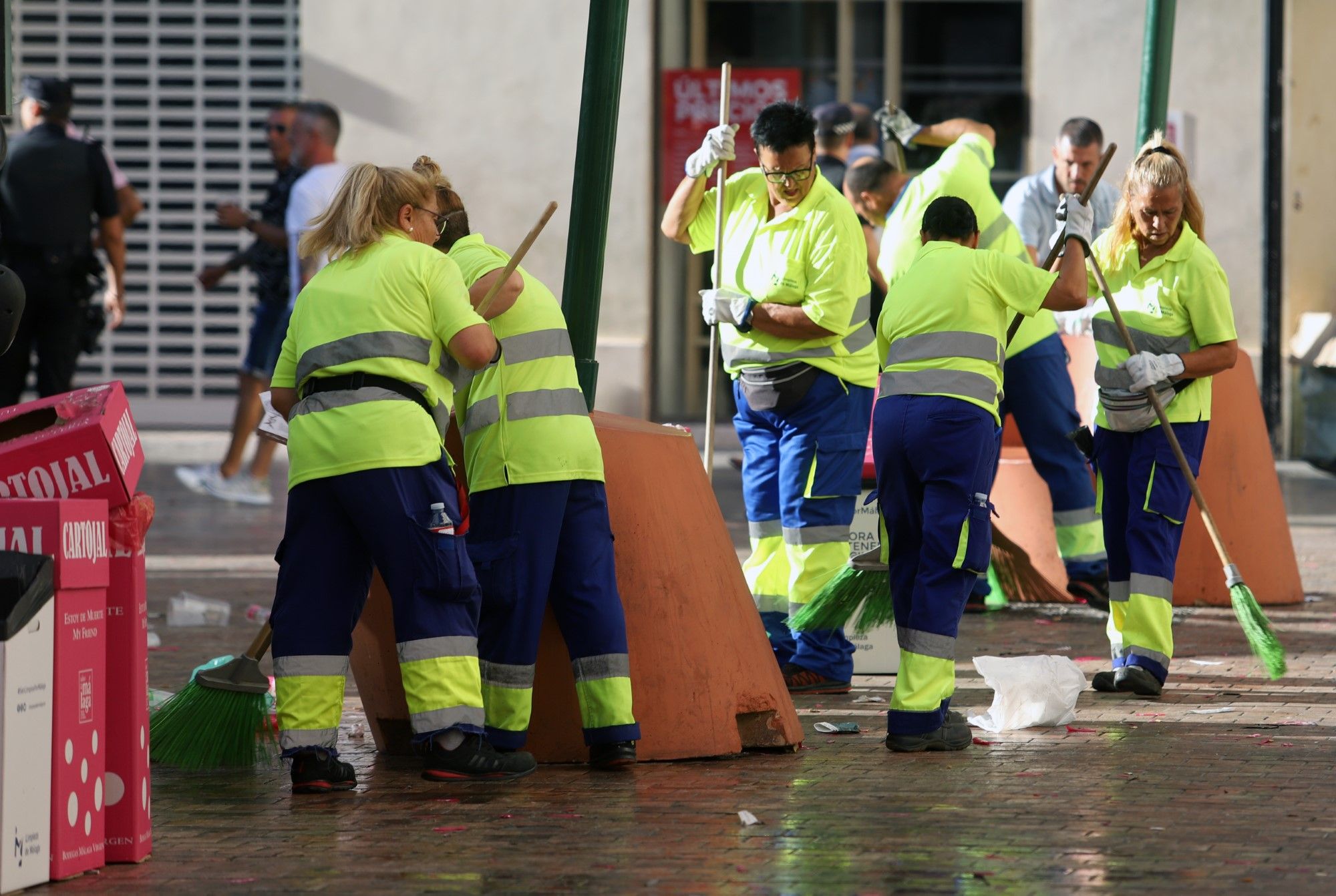 Efectivos de limpieza de Málaga comienzan su trabajo a partir de las 18.00 horas en las calles del Centro