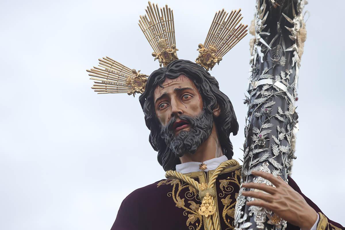 La Vera Cruz desafía la previsiones y llega a la Catedral La Vera Cruz desafía la previsiones y llega a la Catedral