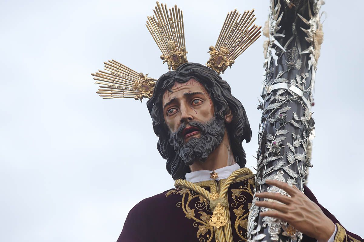 La Vera Cruz desafía la previsiones y llega a la Catedral