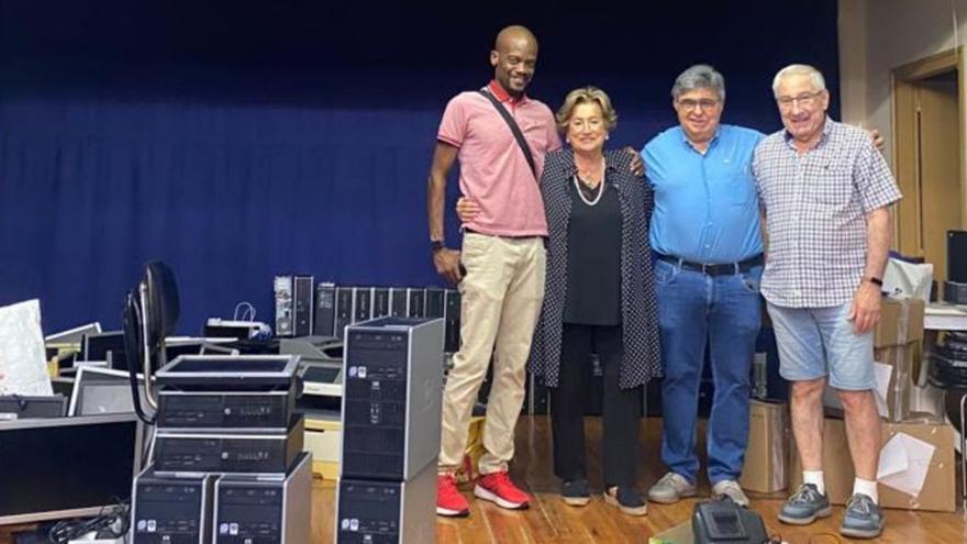 Amadou Makhtar, Josefina Portell, Vicenç Hontangas i Faustí Fígols amb els ordinadors | H.C.A.