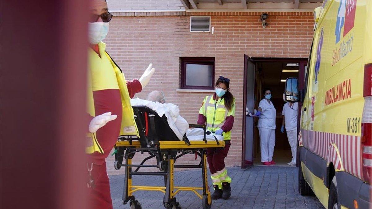 Un brote con nueve casos positivos entre profesionales obliga a cerrar un centro de salud en Madrid