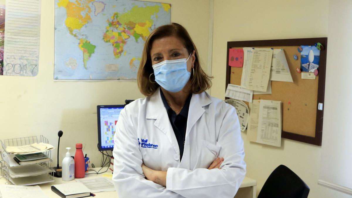 La cap de Medicina Preventiva i Epidemiologia de Vall d&#039;Hebron, la doctora Magda Campins, al seu despatx