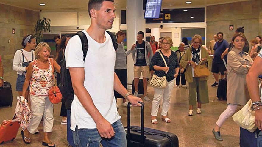 Fabian Schär, el viernes a su llegada al aeropuerto de Alvedro. | víctor echave
