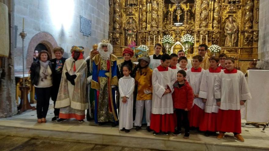 Los Reyes, con los pajes y el párroco de Cangas en la excolegiata.// Santos Álvarez