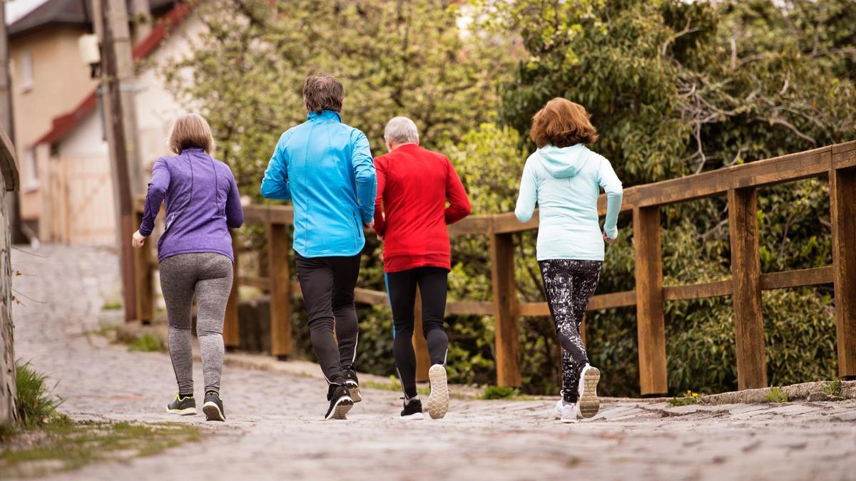 Grupo de personas mayores corriendo al aire libre