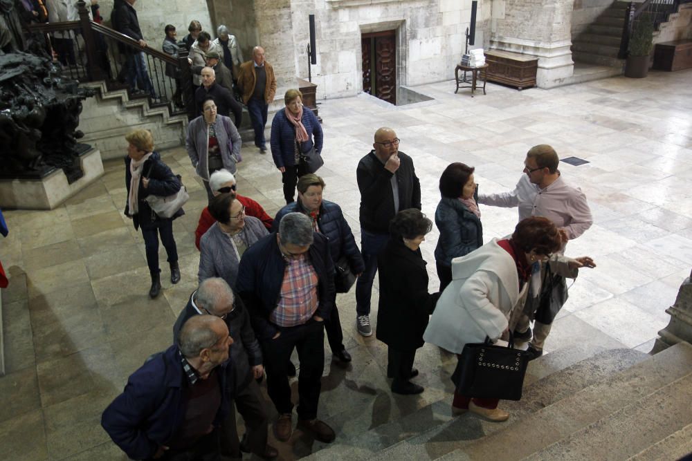 Vecinos de Morella, de visita en el Palau de la Generalitat