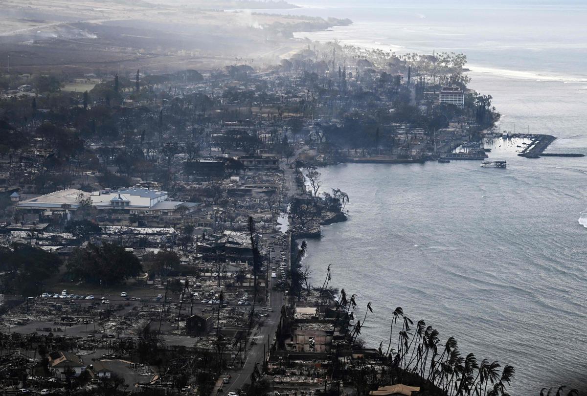 El fuego destruye la localidad de Lahaina, en Hawái