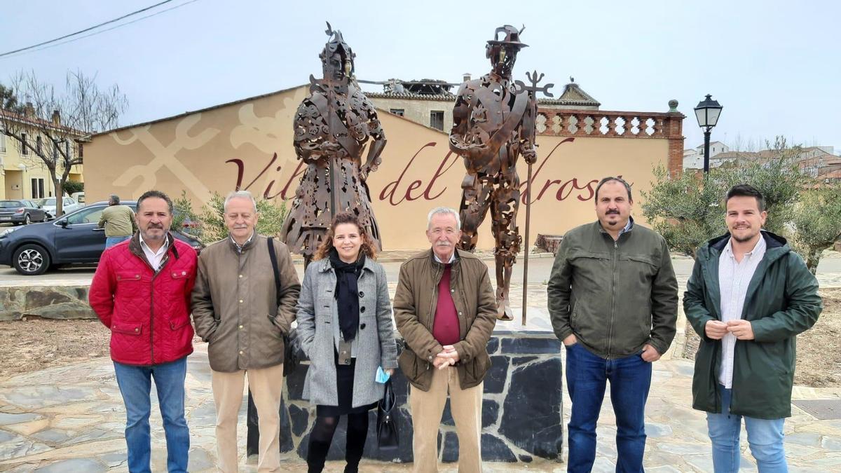 El diputado junto a los alcaldes en Villar del Pedroso.