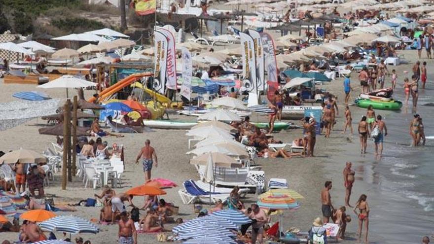 Bañistas en Platja d´en Bossa el pasado verano.