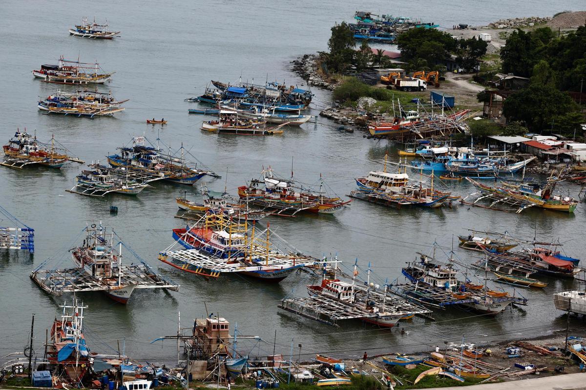 Guardacostas filipinos trabajan para contener el vertido de fuel industrial en la bahía de Manila