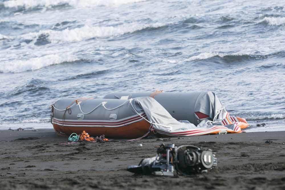 Hallan en la playa de Los Palos una zodiac