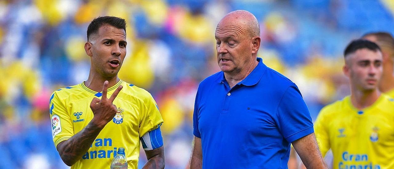 Pepe Mel, técnico de la UD Las Palmas, y Jonathan Viera, charlan mientras se dirigen al vestuario en el descanso, el sábado pasado. |