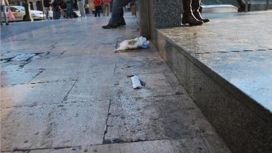 Suciedad en la calle Ribera por falta de limpieza y también de conciencia ciudadana.