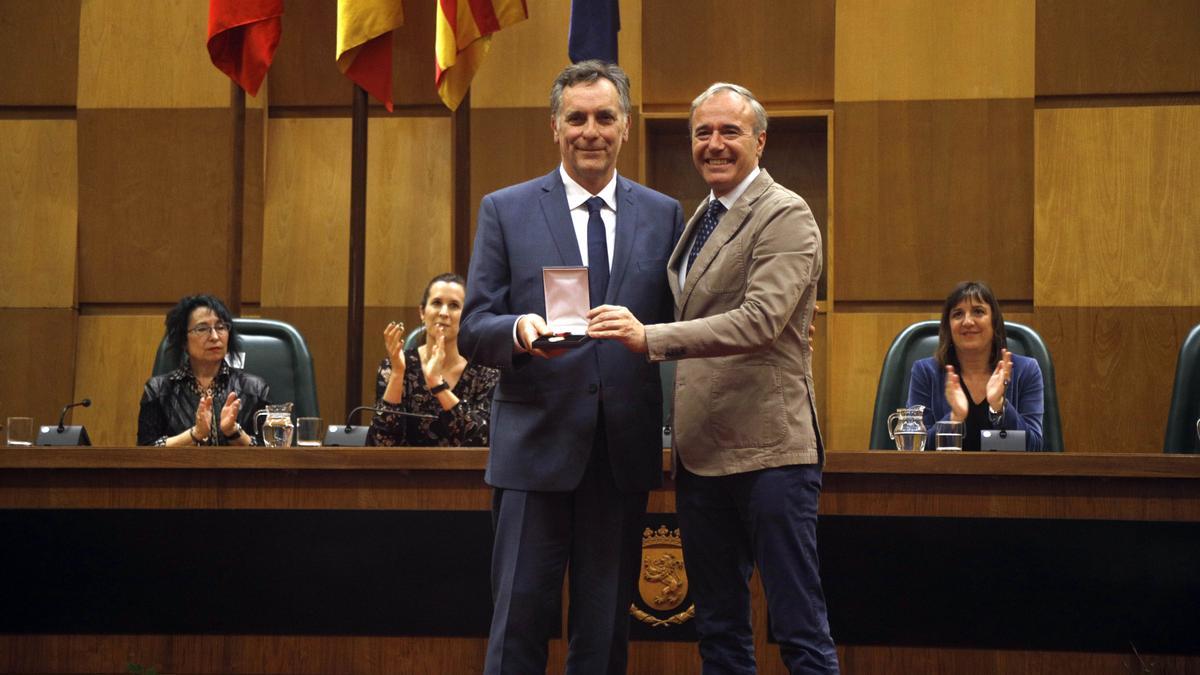 Agustí Gasol recoge el premio de manos de Jorge Azcón