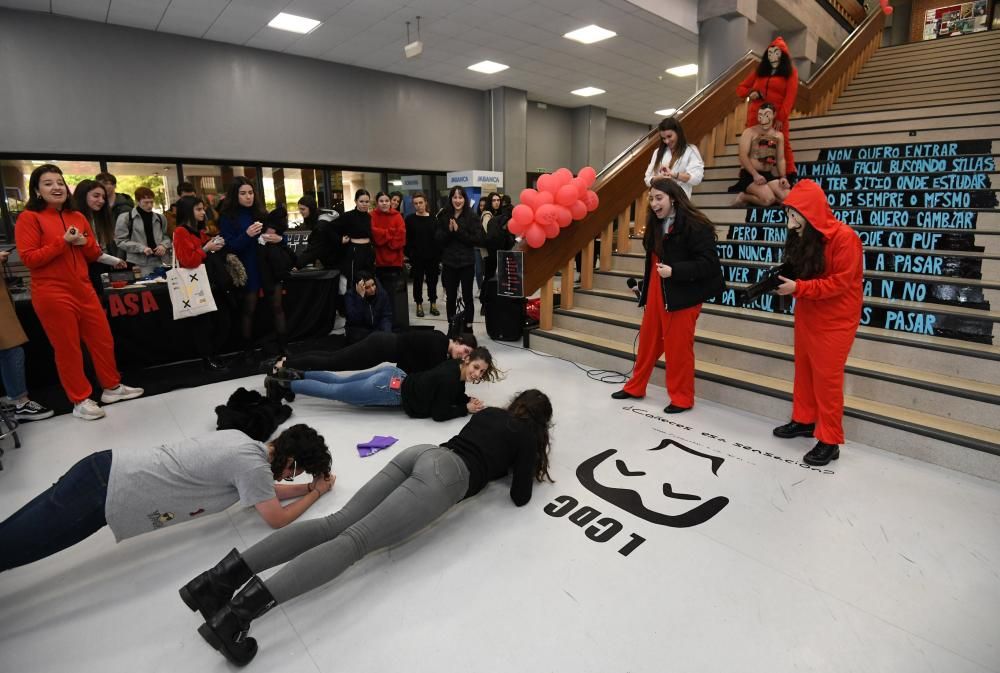 Sentada y performance feministas en el campus de Pontevedra