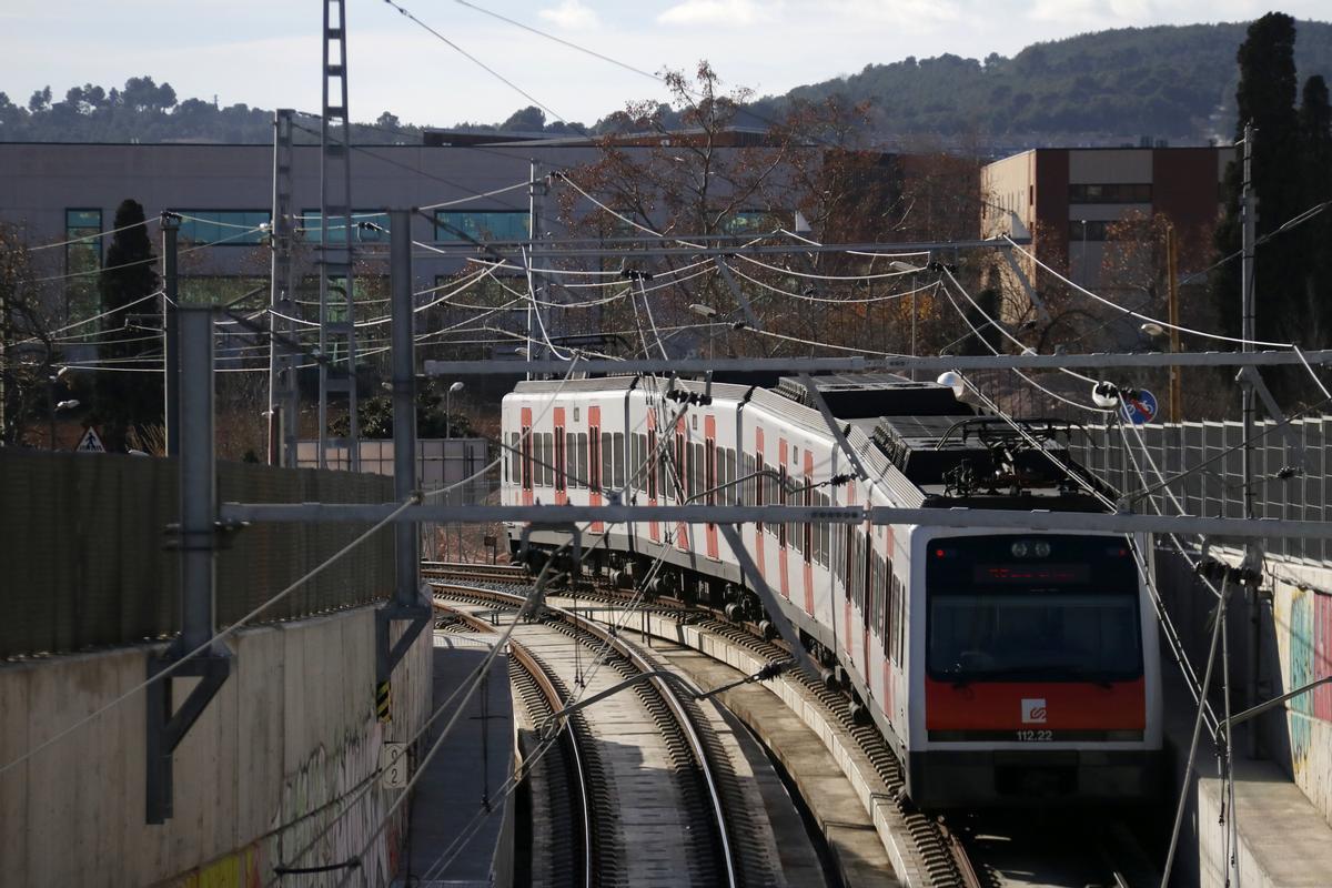 Un convoy de FGC por el tramo de vías de Can Feu, en Sabadell